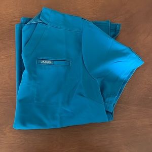 Jaanuu scrub top